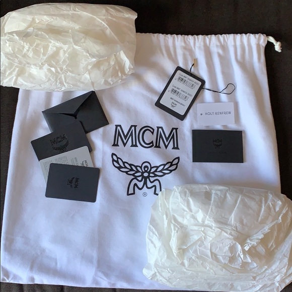 MCM Milla Medium Tote in Grained Leather - Picture 8 of 10